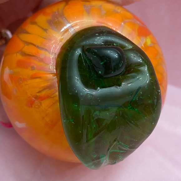 VTG MURANO-STYLE ART GLASS PEACH WITH A GREEN LEAF Paper weight - Picture 10 of 13